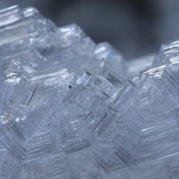 De la glace dans un congélateur en macrographie