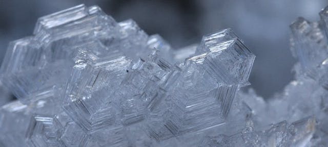 De la glace dans un congélateur en macrographie