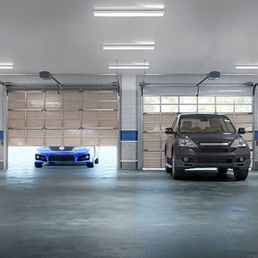 Un garage avec deux voitures
