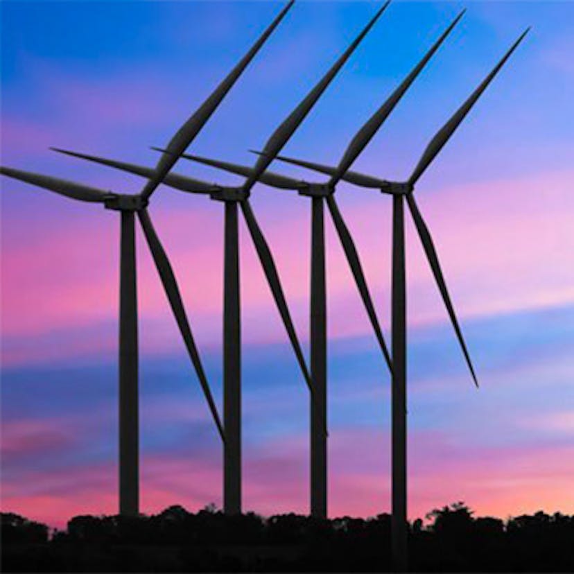 Des éoliennes sous un coucher de soleil