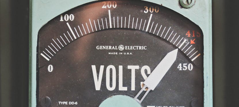 Courant monophasé et courant triphasé : comprendre ces types de courant électrique