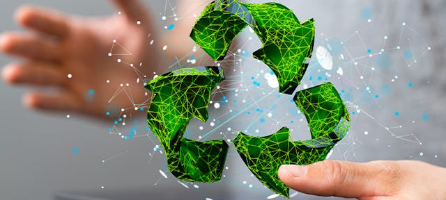 Une personne tenant une tablette avec le logo du recyclage : des solutions contre la pollution numérique
