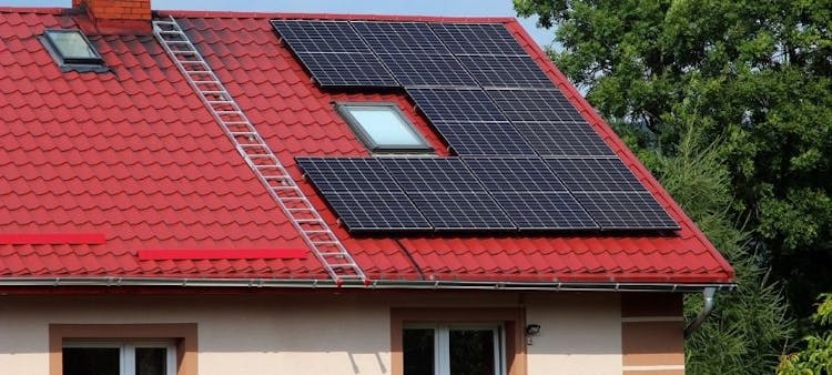 Panneaux solaires à la bonne puissance pour produire de l'électricité