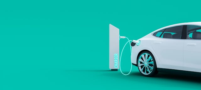 voiture rechargeable qui recharge sur une borne électrique