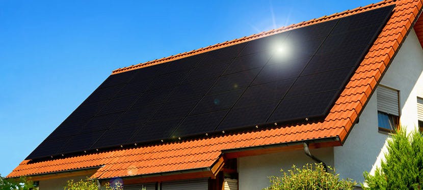 Des panneaux solaires sur le toit d'une maison