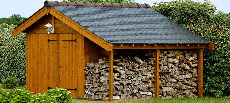 Un abri pour le bois de chauffage