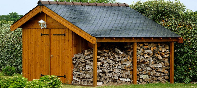Comment bien stocker son bois de chauffage dehors ?