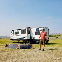 Van avec un kit solaire dans un site isolé