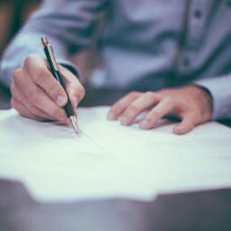 Personne qui rédige une lettre de préavis