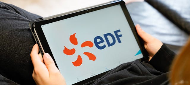 Une personne qui consulte le site EDF sur sa tablette