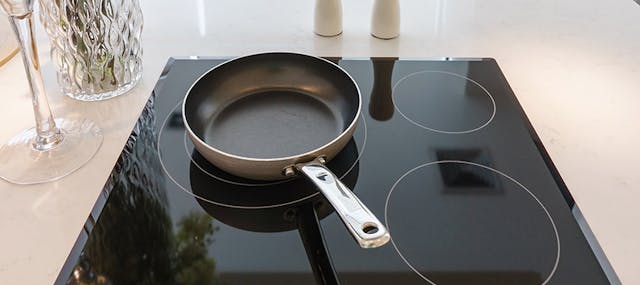 Une plaque à indiction avec une poêle de cuisson