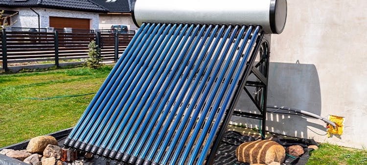 Un panneau solaire thermique qui produit de l'eau chaude sanitaire.