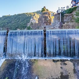 Chute d'eau d'un barrage d'une centrale hydroélectrique