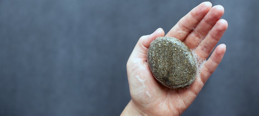 DIY : Recette simple de shampoing solide, écologique et comment l’adapter à vos cheveux