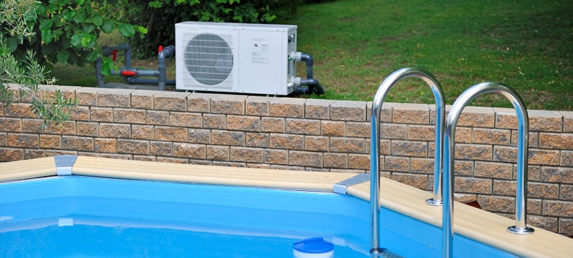 Une pompe à chaleur (PAC) air/eau installée à côté d'une piscine