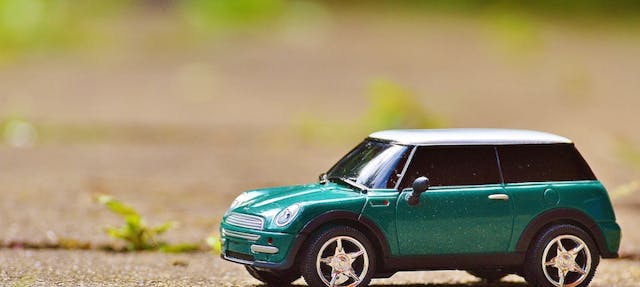 Petite voiture verte sur le sol