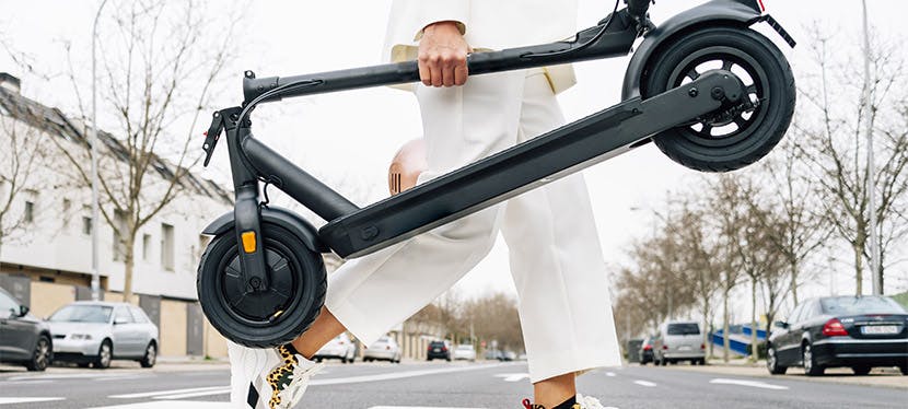 Une trottinette électrique pliable avec un poids raisonnable idéale pour les transports