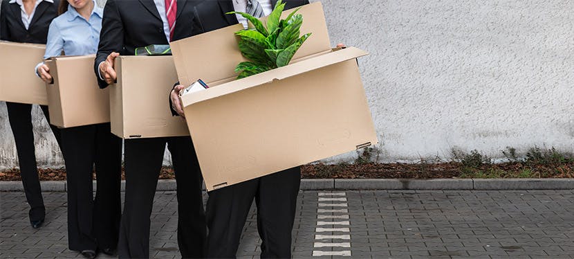 Des personnes debout tenant des cartons pour déménager leur entreprise de manière écologique