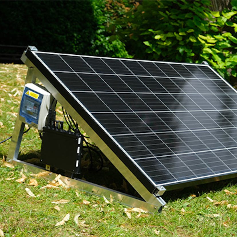 un kit solaire Ekwateur sur la terrasse d'une maison en bois