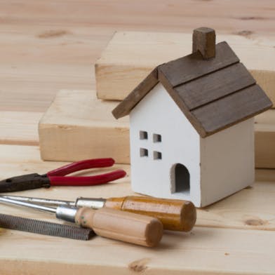 Maison en bois et outils pour la rénovation énergétique