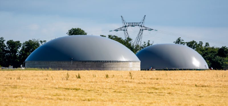 Unité de méthanisation qui produit du biogaz grâce à des déchets renouvelables.