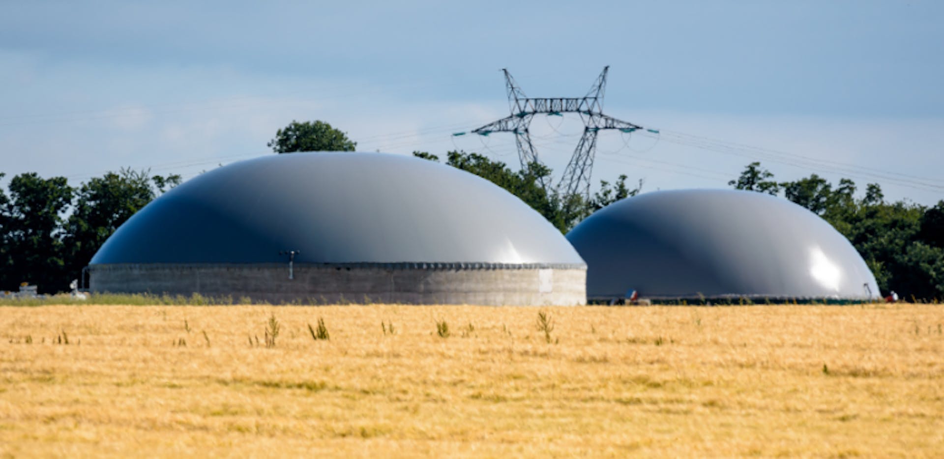 Unité de méthanisation qui produit du biogaz grâce à des déchets renouvelables.