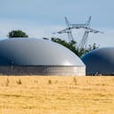 Unité de méthanisation qui produit du biogaz grâce à des déchets renouvelables.