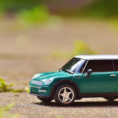 Petite voiture verte sur le sol