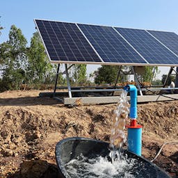 panneau solaire avec une pompe à eau
