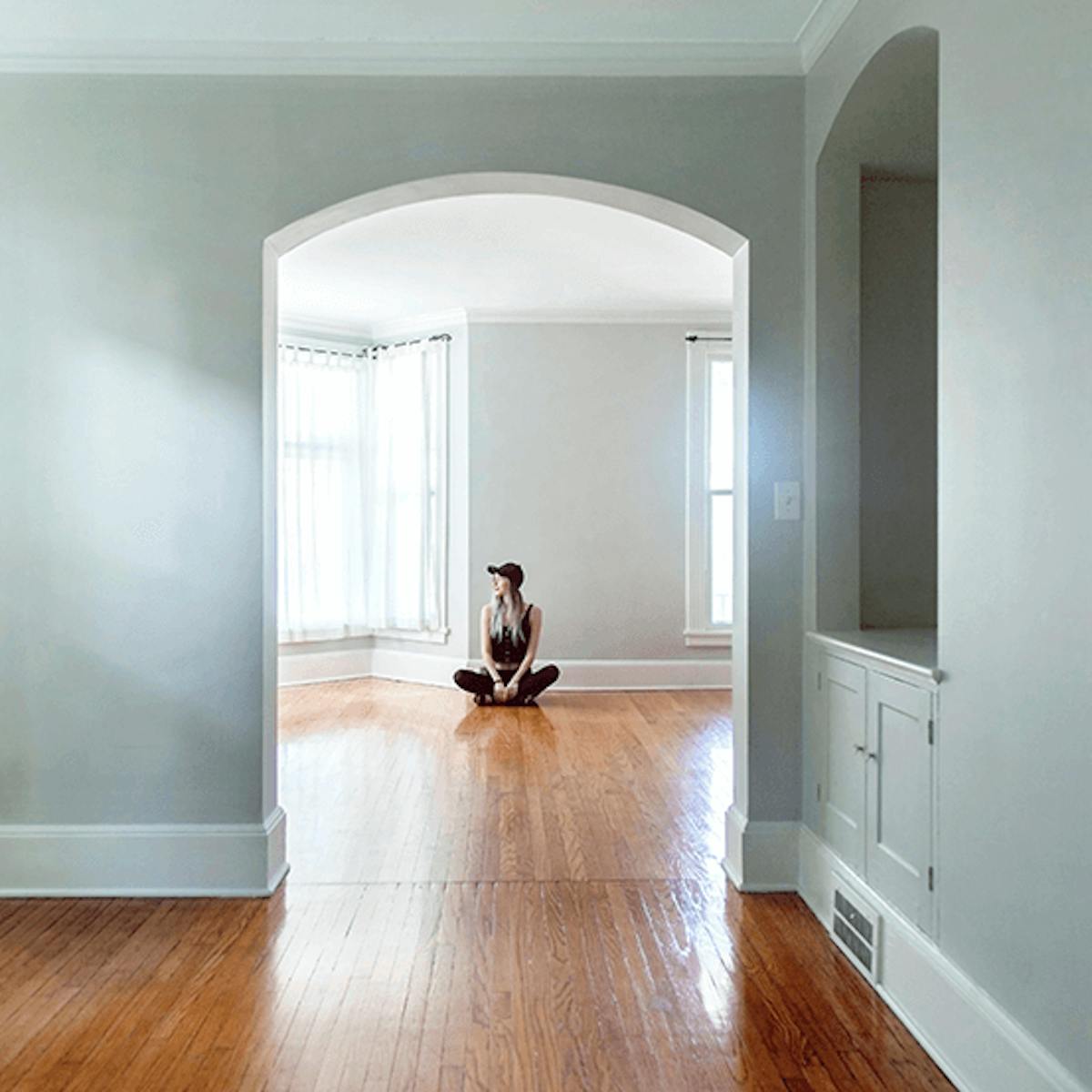 femme dans logement vide