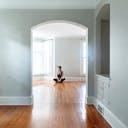 femme dans logement vide