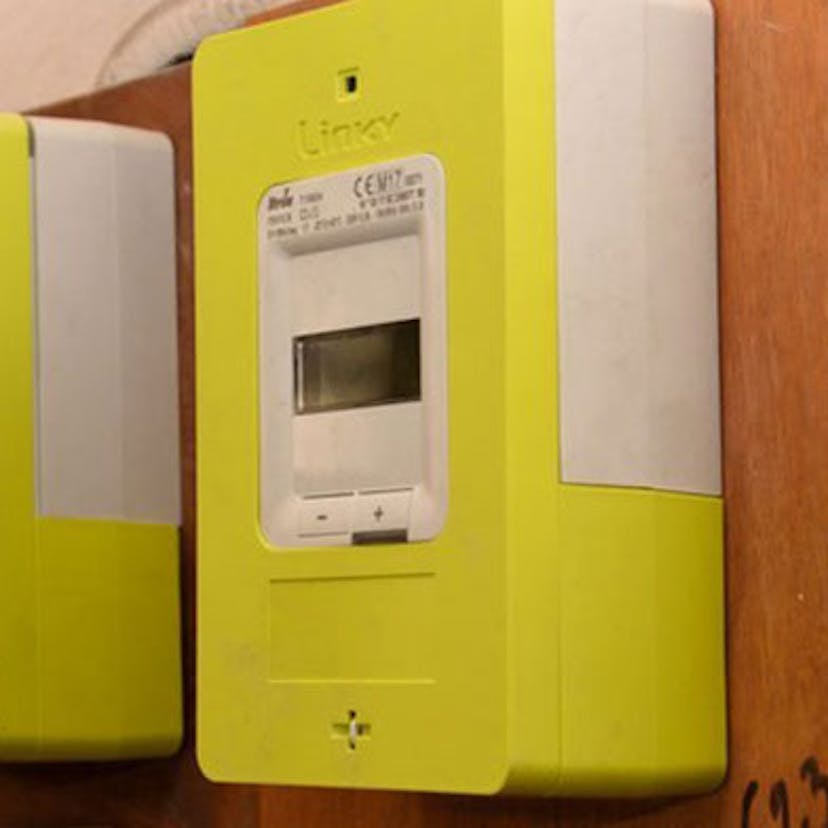 deux compteurs linki fixés au mur