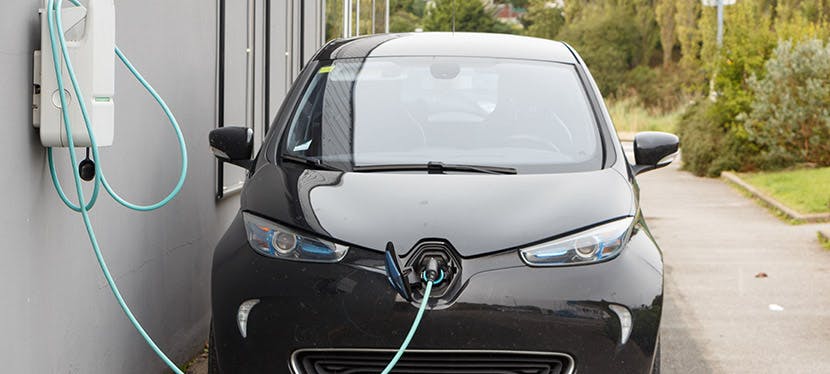 Une voiture électrique se rechargeant à une borne de recharge