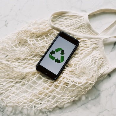 Smartphone écran recyclage panier de courses