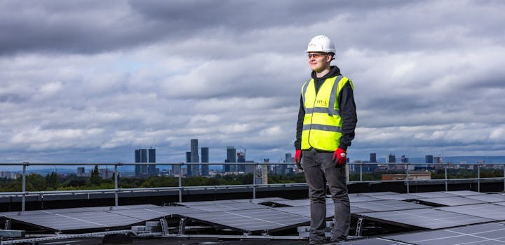 ouvrier sur toit avec panneaux solaires