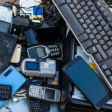 Une pile de smartphones, claviers et autres appareils numériques cassés : la pollution numérique