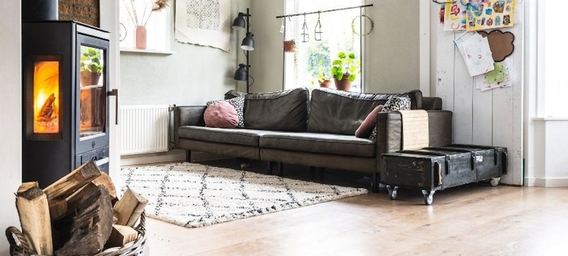 Salon chauffé avec un poêle à bûches, un chauffage renouvelable