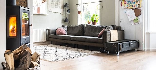Salon chauffé avec un poêle à bûches, un chauffage renouvelable