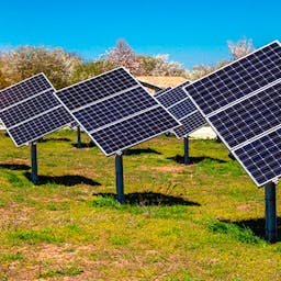 Panneau solaire qui pivote et suit le soleil grâce au tracker solaire