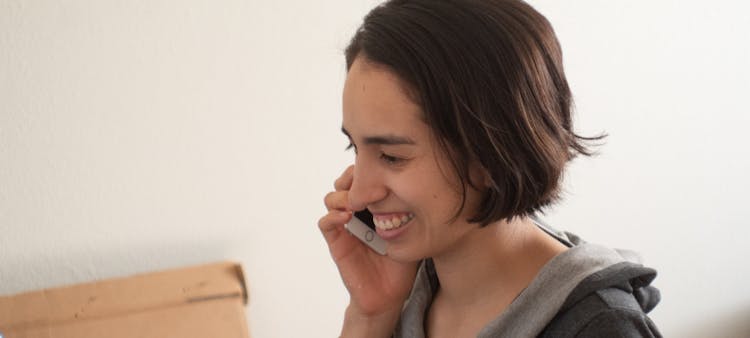 Femme qui téléphone aux impôts pour signaler un changement d'adresse