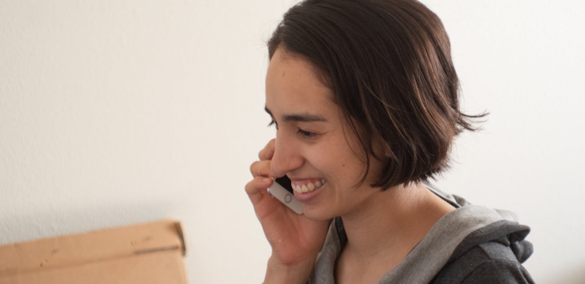 Femme qui téléphone aux impôts pour signaler un changement d'adresse