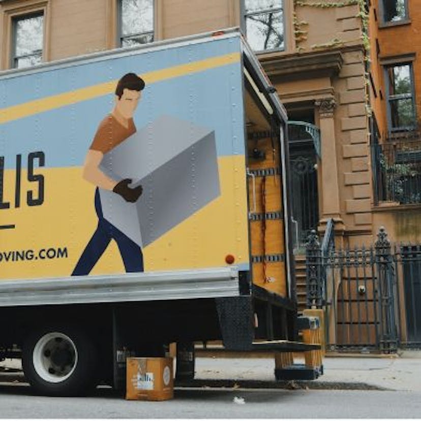 Camion de déménagement avec le coffre ouvert