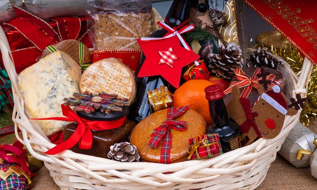 Idée cadeau de Noël pour adulte : Le panier garni gourmand, une valeur sûre  pour Noël