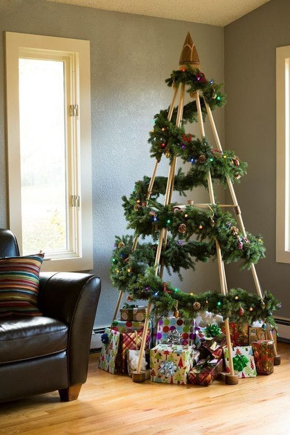 Photo d'un sapin fait maison à partir de branchages