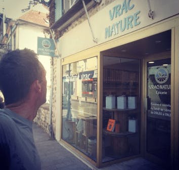 Photo de David, le papa de la Geeener Family, devant une boutique de vente en vrac