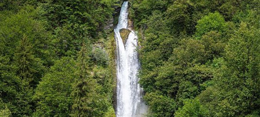 Photo de la cascade de l'Ugine et de la centrale de La Motte en Haute-Savoie