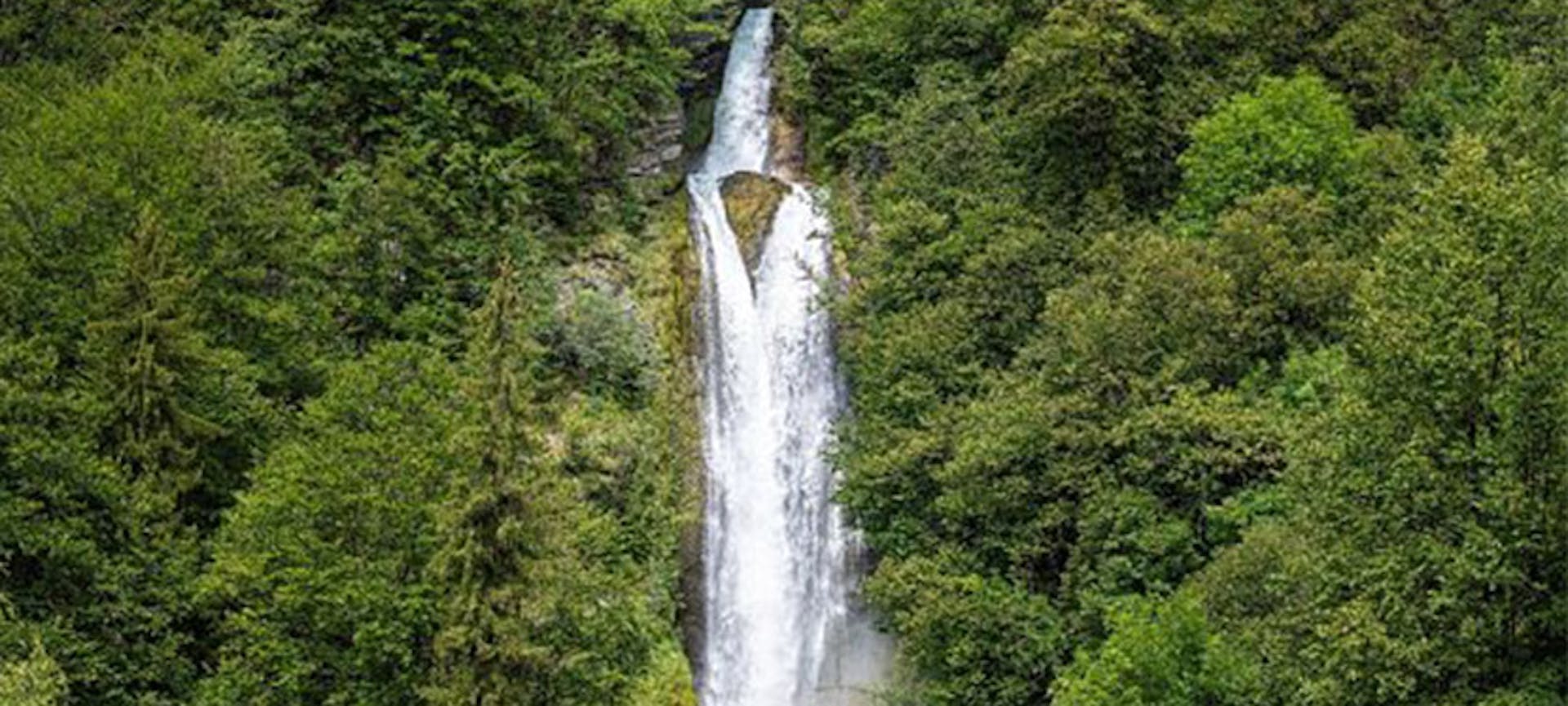Photo de la cascade de l'Ugine et de la centrale de La Motte en Haute-Savoie