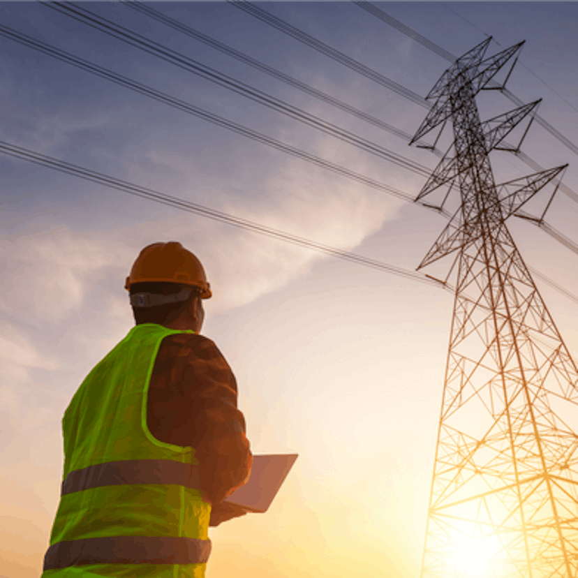 Technicien qui regarde le réseau de transport d'électricité