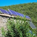 Maison avec des panneaux solaires