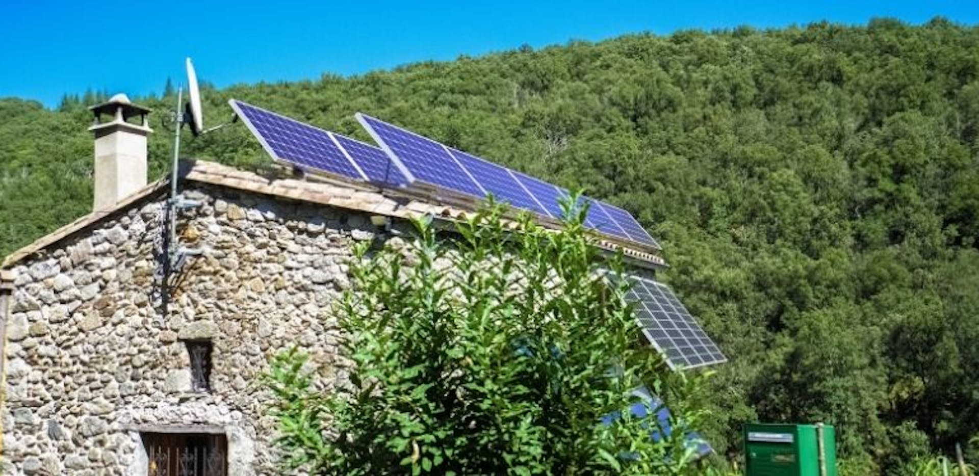 Maison avec des panneaux solaires